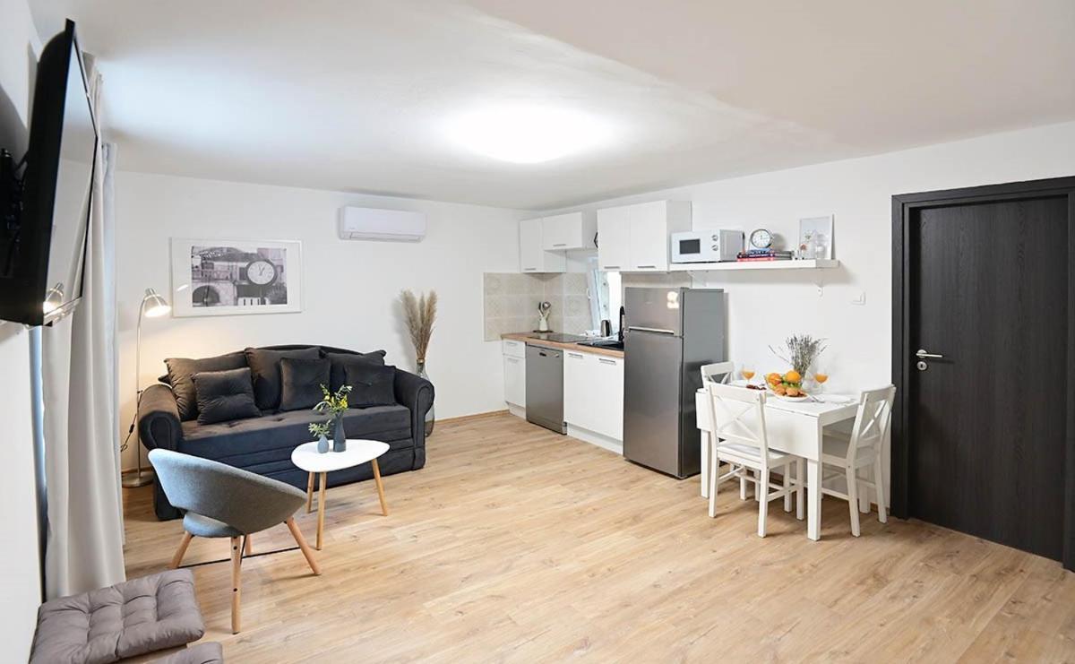 Apartment D & Studio L Dobrinj Zewnętrze zdjęcie