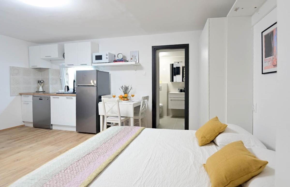 Apartment D & Studio L Dobrinj Zewnętrze zdjęcie